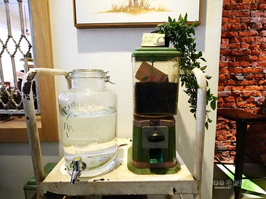 桃園市區美食【鹿點咖啡 Luna桃園店】老屋改建&用餐不限時│造訪梅花鹿森林與巨大擬真月亮 - 德妹看新世界