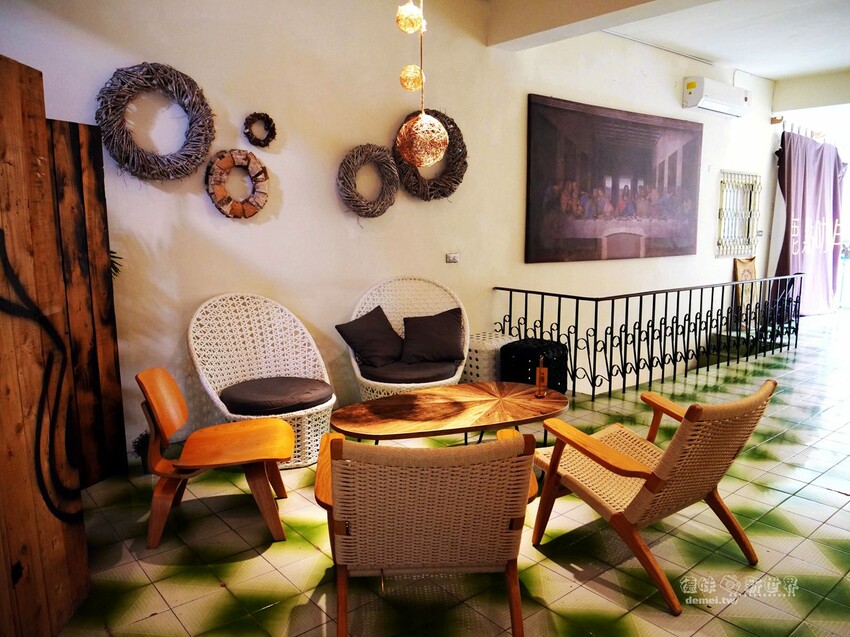 桃園市區美食【鹿點咖啡 Luna桃園店】老屋改建&用餐不限時│造訪梅花鹿森林與巨大擬真月亮 - 德妹看新世界