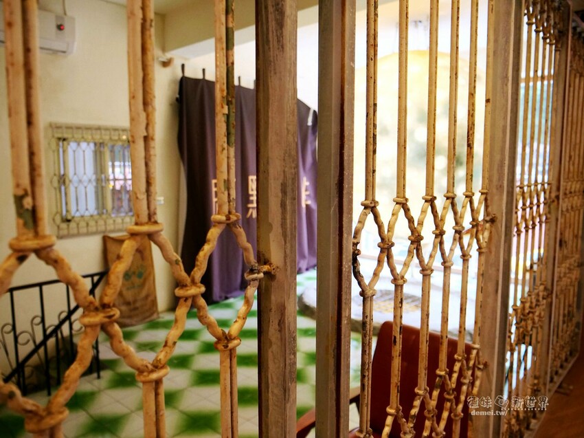 桃園市區美食【鹿點咖啡 Luna桃園店】老屋改建&用餐不限時│造訪梅花鹿森林與巨大擬真月亮 - 德妹看新世界