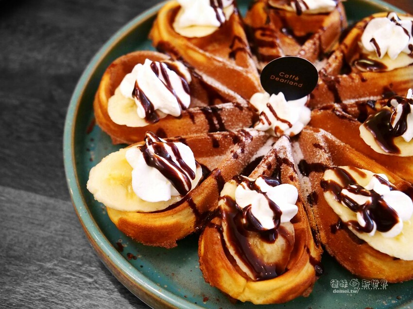 桃園市區美食【鹿點咖啡 Luna桃園店】老屋改建&用餐不限時│造訪梅花鹿森林與巨大擬真月亮 - 德妹看新世界