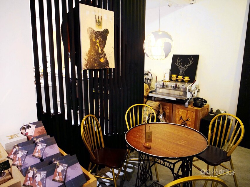 桃園市區美食【鹿點咖啡 Luna桃園店】老屋改建&用餐不限時│造訪梅花鹿森林與巨大擬真月亮 - 德妹看新世界