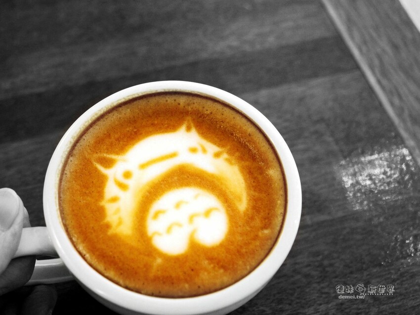 桃園市區美食【鹿點咖啡 Luna桃園店】老屋改建&用餐不限時│造訪梅花鹿森林與巨大擬真月亮 - 德妹看新世界