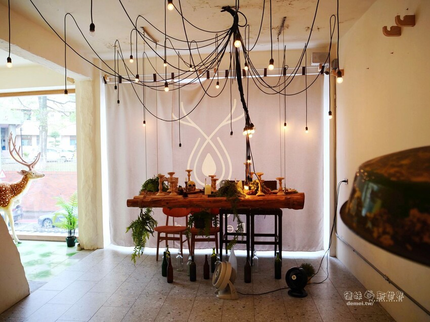 桃園市區美食【鹿點咖啡 Luna桃園店】老屋改建&用餐不限時│造訪梅花鹿森林與巨大擬真月亮 - 德妹看新世界