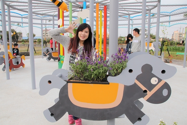 馬興藥草植物園區:【彰化秀水景點】馬興藥草植物園區~旋轉木馬超人氣夢幻順遊小景點,馬興國小綠色廊道