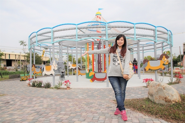 馬興藥草植物園區:【彰化秀水景點】馬興藥草植物園區~旋轉木馬超人氣夢幻順遊小景點,馬興國小綠色廊道