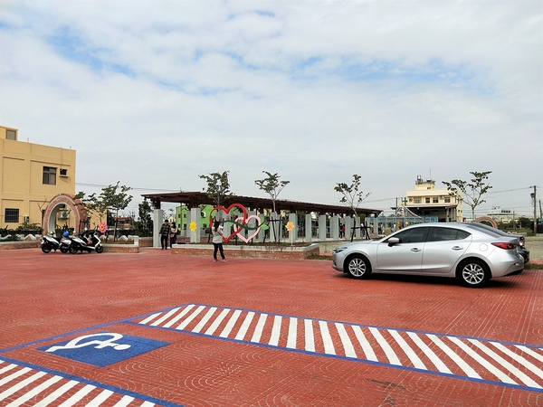 馬興藥草植物園區:【彰化秀水景點】馬興藥草植物園區~旋轉木馬超人氣夢幻順遊小景點,馬興國小綠色廊道