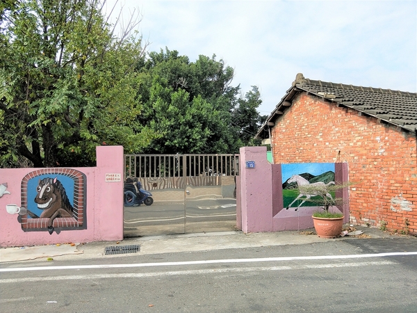馬興藥草植物園區:【彰化秀水景點】馬興藥草植物園區~旋轉木馬超人氣夢幻順遊小景點,馬興國小綠色廊道
