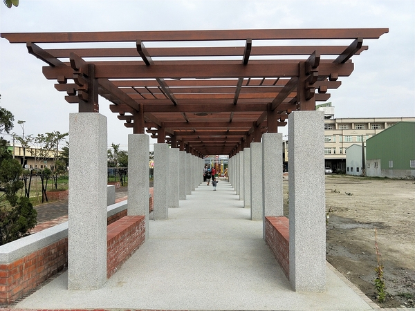 馬興藥草植物園區:【彰化秀水景點】馬興藥草植物園區~旋轉木馬超人氣夢幻順遊小景點,馬興國小綠色廊道