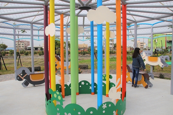 馬興藥草植物園區:【彰化秀水景點】馬興藥草植物園區~旋轉木馬超人氣夢幻順遊小景點,馬興國小綠色廊道