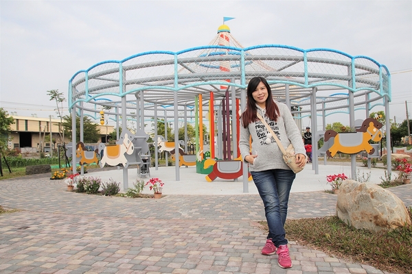 馬興藥草植物園區:【彰化秀水景點】馬興藥草植物園區~旋轉木馬超人氣夢幻順遊小景點,馬興國小綠色廊道