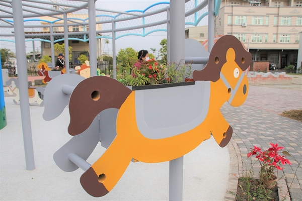 馬興藥草植物園區:【彰化秀水景點】馬興藥草植物園區~旋轉木馬超人氣夢幻順遊小景點,馬興國小綠色廊道