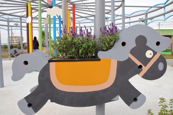 馬興藥草植物園區:【彰化秀水景點】馬興藥草植物園區~旋轉木馬超人氣夢幻順遊小景點,馬興國小綠色廊道