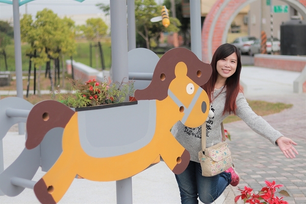 馬興藥草植物園區:【彰化秀水景點】馬興藥草植物園區~旋轉木馬超人氣夢幻順遊小景點,馬興國小綠色廊道