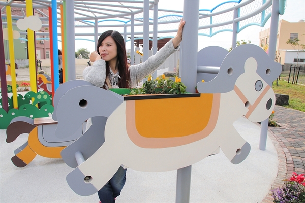 馬興藥草植物園區:【彰化秀水景點】馬興藥草植物園區~旋轉木馬超人氣夢幻順遊小景點,馬興國小綠色廊道