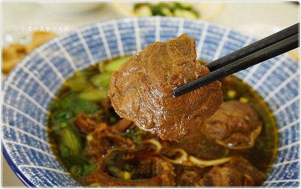 犇牛肉麵:台中北屯』犇牛肉麵║牛肉麵vs肉排麵,湯頭濃郁醇厚,牛肉、牛筋軟嫩Q彈,加麵不加價!(可外送)