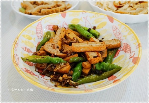 犇牛肉麵:台中北屯』犇牛肉麵║牛肉麵vs肉排麵,湯頭濃郁醇厚,牛肉、牛筋軟嫩Q彈,加麵不加價!(可外送)