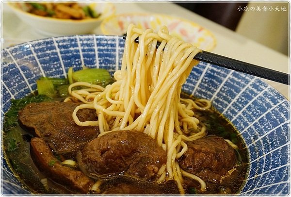 犇牛肉麵:台中北屯』犇牛肉麵║牛肉麵vs肉排麵,湯頭濃郁醇厚,牛肉、牛筋軟嫩Q彈,加麵不加價!(可外送)