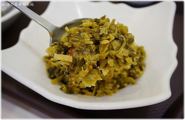 犇牛肉麵:台中北屯』犇牛肉麵║牛肉麵vs肉排麵,湯頭濃郁醇厚,牛肉、牛筋軟嫩Q彈,加麵不加價!(可外送)