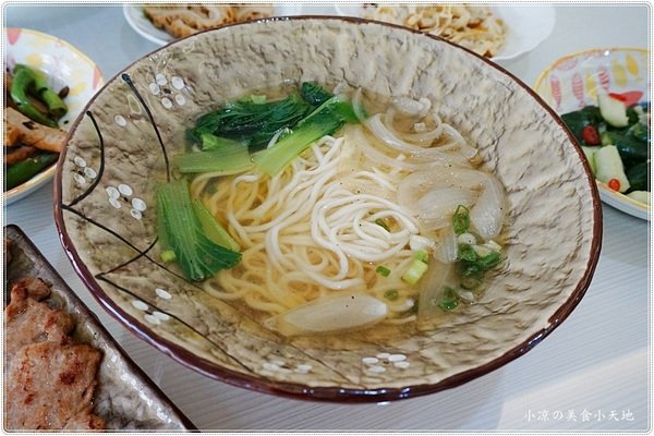 犇牛肉麵:台中北屯』犇牛肉麵║牛肉麵vs肉排麵,湯頭濃郁醇厚,牛肉、牛筋軟嫩Q彈,加麵不加價!(可外送)