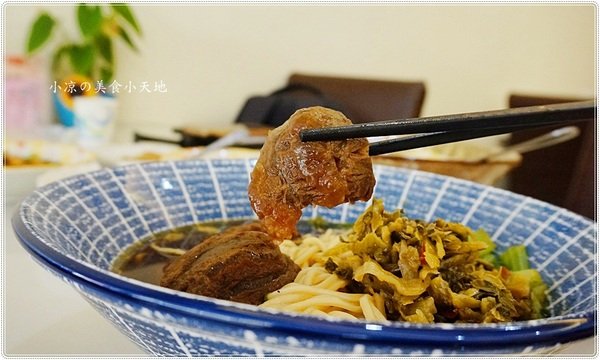 犇牛肉麵:台中北屯』犇牛肉麵║牛肉麵vs肉排麵,湯頭濃郁醇厚,牛肉、牛筋軟嫩Q彈,加麵不加價!(可外送)