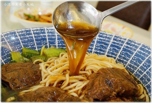 犇牛肉麵:台中北屯』犇牛肉麵║牛肉麵vs肉排麵,湯頭濃郁醇厚,牛肉、牛筋軟嫩Q彈,加麵不加價!(可外送)