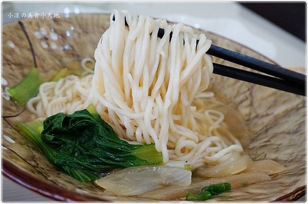 犇牛肉麵:台中北屯』犇牛肉麵║牛肉麵vs肉排麵,湯頭濃郁醇厚,牛肉、牛筋軟嫩Q彈,加麵不加價!(可外送)