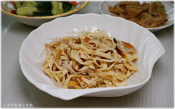 犇牛肉麵:台中北屯』犇牛肉麵║牛肉麵vs肉排麵,湯頭濃郁醇厚,牛肉、牛筋軟嫩Q彈,加麵不加價!(可外送)