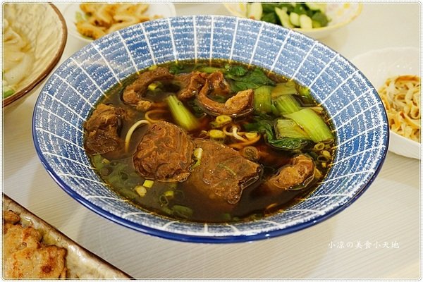 犇牛肉麵:台中北屯』犇牛肉麵║牛肉麵vs肉排麵,湯頭濃郁醇厚,牛肉、牛筋軟嫩Q彈,加麵不加價!(可外送)