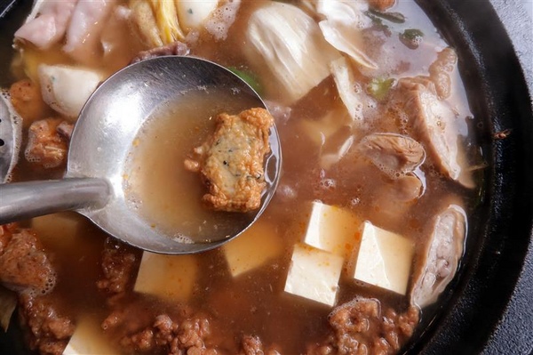 黑哥自助石頭火鍋：中山站 黑哥自助石頭火鍋城影片 吃多少自取 開鍋炒香免收一成 還有花雕雞~