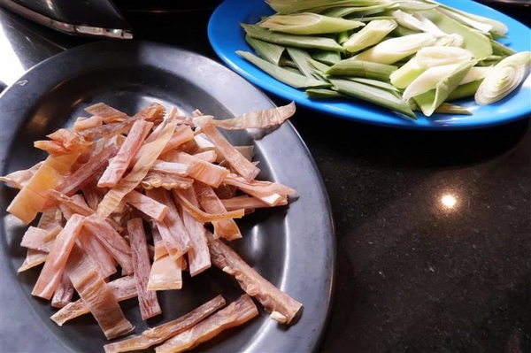 黑哥自助石頭火鍋：中山站 黑哥自助石頭火鍋城影片 吃多少自取 開鍋炒香免收一成 還有花雕雞~