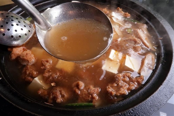 黑哥自助石頭火鍋：中山站 黑哥自助石頭火鍋城影片 吃多少自取 開鍋炒香免收一成 還有花雕雞~