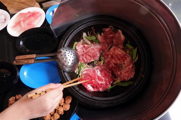 黑哥自助石頭火鍋：中山站 黑哥自助石頭火鍋城影片 吃多少自取 開鍋炒香免收一成 還有花雕雞~