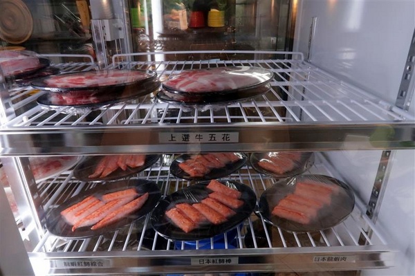 黑哥自助石頭火鍋：中山站 黑哥自助石頭火鍋城影片 吃多少自取 開鍋炒香免收一成 還有花雕雞~