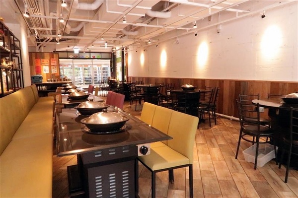 黑哥自助石頭火鍋：中山站 黑哥自助石頭火鍋城影片 吃多少自取 開鍋炒香免收一成 還有花雕雞~