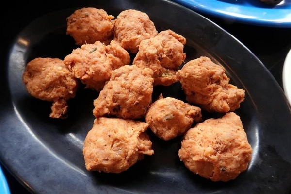 黑哥自助石頭火鍋：中山站 黑哥自助石頭火鍋城影片 吃多少自取 開鍋炒香免收一成 還有花雕雞~