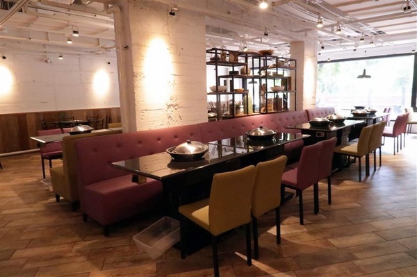 黑哥自助石頭火鍋：中山站 黑哥自助石頭火鍋城影片 吃多少自取 開鍋炒香免收一成 還有花雕雞~