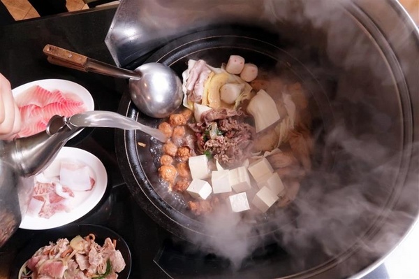 黑哥自助石頭火鍋：中山站 黑哥自助石頭火鍋城影片 吃多少自取 開鍋炒香免收一成 還有花雕雞~