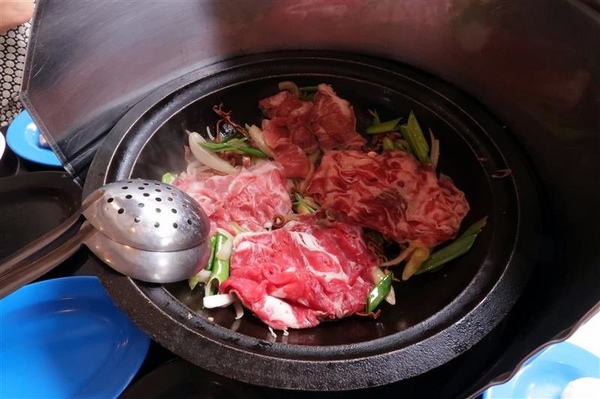 黑哥自助石頭火鍋：中山站 黑哥自助石頭火鍋城影片 吃多少自取 開鍋炒香免收一成 還有花雕雞~