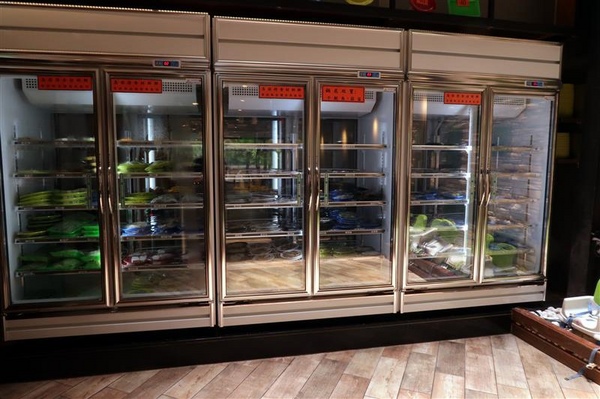 黑哥自助石頭火鍋：中山站 黑哥自助石頭火鍋城影片 吃多少自取 開鍋炒香免收一成 還有花雕雞~