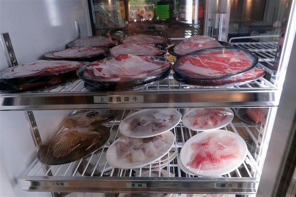 黑哥自助石頭火鍋：中山站 黑哥自助石頭火鍋城影片 吃多少自取 開鍋炒香免收一成 還有花雕雞~