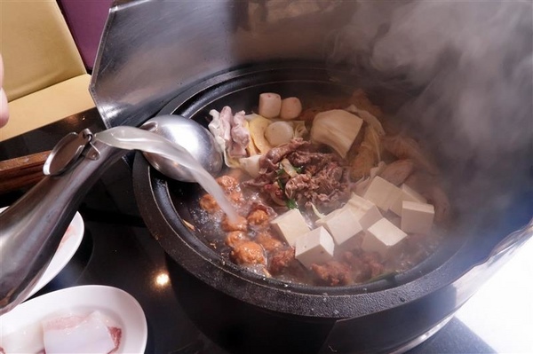 黑哥自助石頭火鍋：中山站 黑哥自助石頭火鍋城影片 吃多少自取 開鍋炒香免收一成 還有花雕雞~