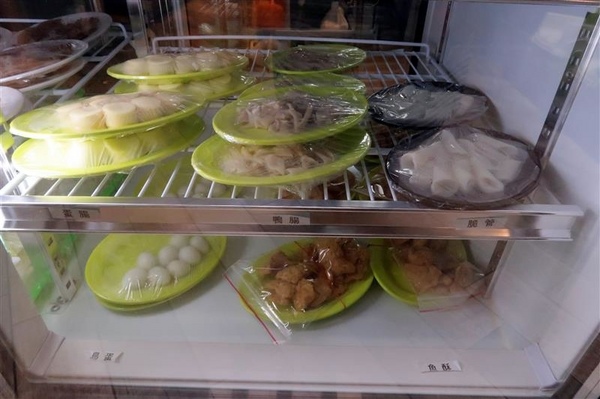 黑哥自助石頭火鍋：中山站 黑哥自助石頭火鍋城影片 吃多少自取 開鍋炒香免收一成 還有花雕雞~