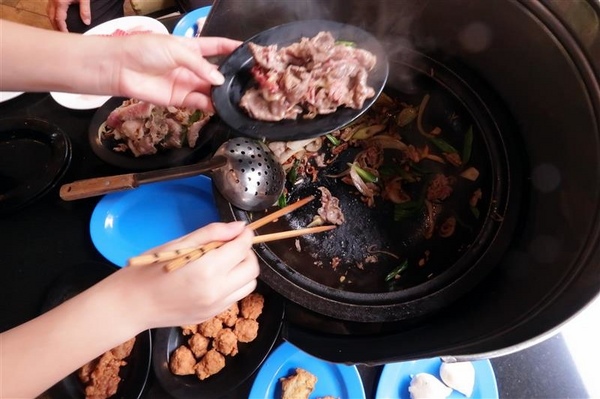 黑哥自助石頭火鍋：中山站 黑哥自助石頭火鍋城影片 吃多少自取 開鍋炒香免收一成 還有花雕雞~