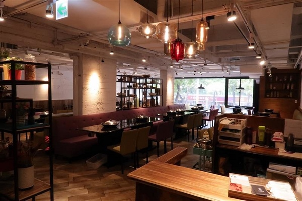 黑哥自助石頭火鍋：中山站 黑哥自助石頭火鍋城影片 吃多少自取 開鍋炒香免收一成 還有花雕雞~