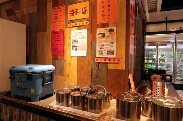 黑哥自助石頭火鍋：中山站 黑哥自助石頭火鍋城影片 吃多少自取 開鍋炒香免收一成 還有花雕雞~