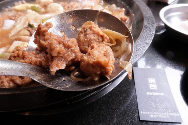 黑哥自助石頭火鍋：中山站 黑哥自助石頭火鍋城影片 吃多少自取 開鍋炒香免收一成 還有花雕雞~