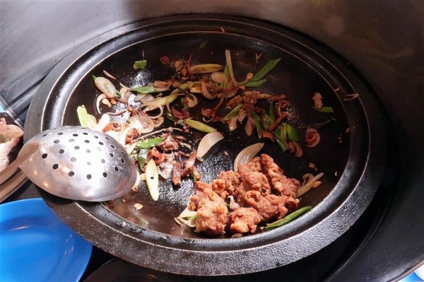 黑哥自助石頭火鍋：中山站 黑哥自助石頭火鍋城影片 吃多少自取 開鍋炒香免收一成 還有花雕雞~