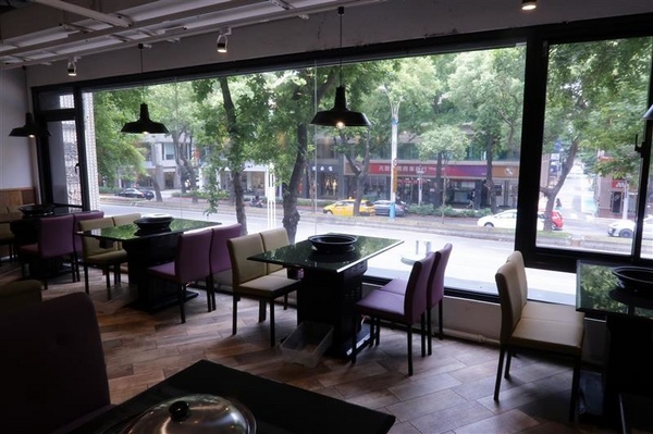 黑哥自助石頭火鍋：中山站 黑哥自助石頭火鍋城影片 吃多少自取 開鍋炒香免收一成 還有花雕雞~