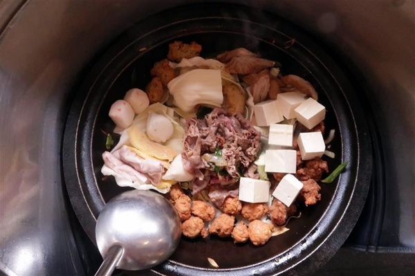 黑哥自助石頭火鍋：中山站 黑哥自助石頭火鍋城影片 吃多少自取 開鍋炒香免收一成 還有花雕雞~