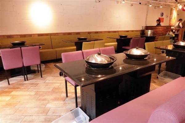 黑哥自助石頭火鍋：中山站 黑哥自助石頭火鍋城影片 吃多少自取 開鍋炒香免收一成 還有花雕雞~